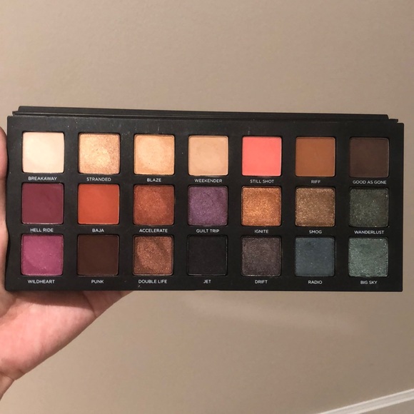 Urban Decay BORN TO RUN eyeshadow palette - Picture 2 of 5